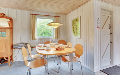 Leny - 450M to the Fjord: Interior Design, Mobilia, Pavimentazione, Legna, Soffitto, Pavimento, Lampada, Sala Da Pranzo, Sedia, Cucina & Sala Da Pranzo Tavolo