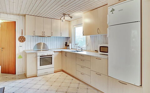 Leny - 450M to the Fjord: Pavimentazione, Legna, Pavimento, Cabinetry, Cucina, Interior Design, Elettrodomestico Da Cucina, Controsoffitto, Apparecchio Major, Soffitto