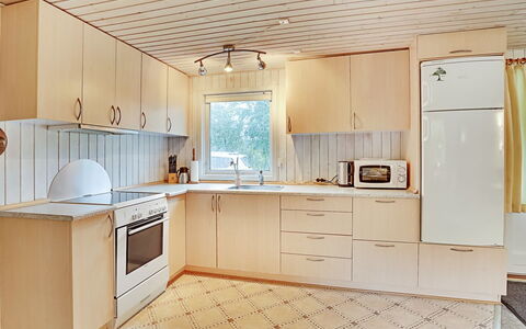 Leny - 450M to the Fjord: Pavimentazione, Legna, Cucina, Controsoffitto, Interior Design, Pavimento, Cabinetry, Soffitto, Mobilia, Elettrodomestico Da Cucina