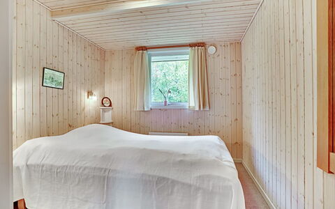 Leny - 450M to the Fjord: Legna, Pavimentazione, Camera Da Letto, Pavimento, Soffitto, Interior Design, Letto, Camera, Lenzuolo, Bedding