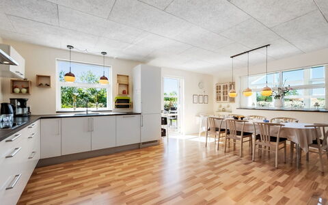 Hedevig - 800M to the Fjord: Mobilia, Interior Design, Pavimentazione, Legna, Pavimento, Soffitto, Pavimento In Legno, Sedia, Tavolo, Illuminazione
