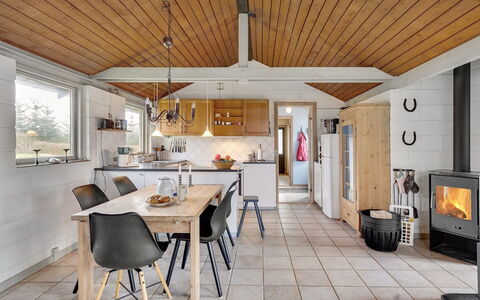 Raika - 450M to the Fjord: Mobilia, Interior Design, Pavimentazione, Cucina, Legna, Soffitto, Pavimento, Lampada, Sedia, Camera