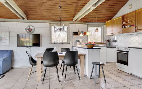 Raika - 450M to the Fjord: Mobilia, Interior Design, Cucina, Pavimentazione, Legna, Soffitto, Pavimento, Lampada, Cucina & Sala Da Pranzo Tavolo, Controsoffitto