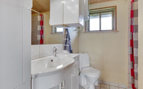 Raika - 450M to the Fjord: Idraulico Fixture, Lavandino Del Bagno, Lavello, Bagno, Pavimentazione, Pavimento, Interior Design, Rubinetto, Idraulico, Soffitto