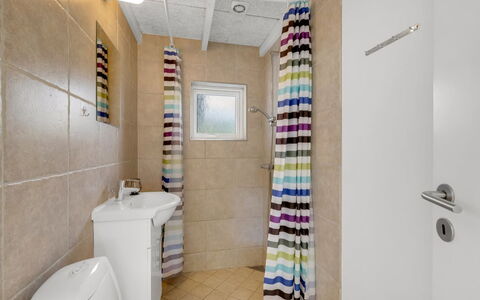Heide - 750M to the Fjord: Pavimentazione, Toilet Seat, Parete, Bagno, Interior Design, Pavimento, Idraulico Fixture, Gabinetto, Soffitto, Camera