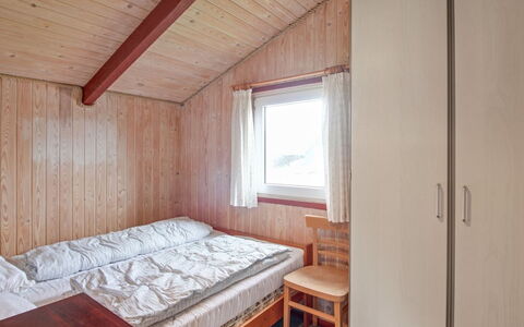 Annik - 980M to the Fjord: Legna, Camera Da Letto, Pavimento, Casa, Pavimentazione, Letto, Color Legno, Latifoglie, Soffitto, Lenzuolo