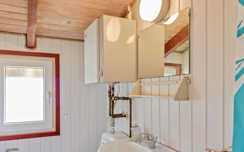 Annik - 980M to the Fjord: Legna, Interior Design, Idraulico Fixture, Soffitto, Pavimentazione, Pavimento, Camera, Rubinetto, Lavandino Del Bagno, Bagno