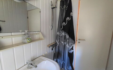 Annik - 980M to the Fjord: Idraulico Fixture, Bagno, Idraulico, Pavimentazione, Pavimento, Rubinetto, Interior Design, Lavandino Del Bagno, Lavello, Camera