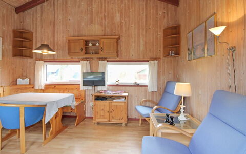 Annik - 980M to the Fjord: Mobilia, Interior Design, Pavimentazione, Legna, Pavimento, Soffitto, Pavimento In Legno, Sedia, Tavolo, Illuminazione