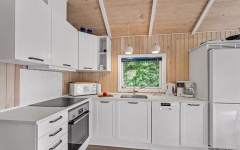 Remo - 990M to the Fjord: Cucina, Apparecchio Major, Elettrodomestico Da Cucina, Legna, Frigorifero, Controsoffitto, Interior Design, Elettrodomestico, Pavimentazione, Cabinetry