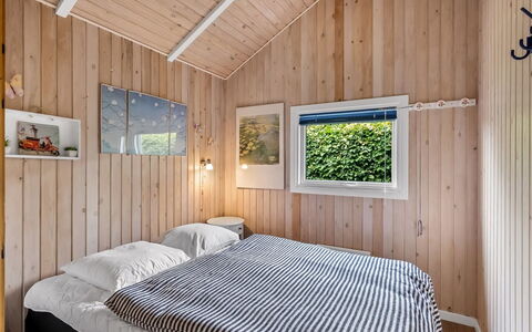 Remo - 990M to the Fjord: Legna, Casa, Camera Da Letto, Interior Design, Soffitto, Letto, Latifoglie, Color Legno, Bedding, Villetta