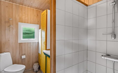 Remo - 990M to the Fjord: Pavimentazione, Parete, Pavimento, Legna, Idraulico Fixture, Interior Design, Lavandino Del Bagno, Soffitto, Bagno, Lavello