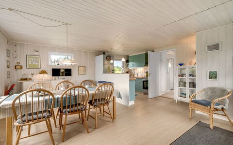 Theodor - 180M to the Fjord: Mobilia, Interior Design, Pavimentazione, Legna, Pavimento, Soffitto, Pavimento In Legno, Sedia, Tavolo, Illuminazione