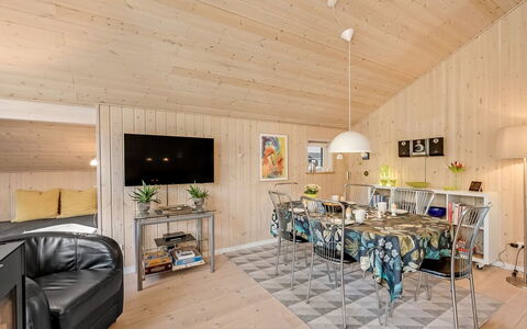 Tobbi - 1.1Km to the Fjord: Legna, Interior Design, Mobilia, Soffitto, Camera, Pavimentazione, Soggiorno, Pavimento, Casa, Lampada
