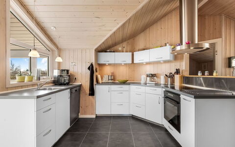 Tobbi - 1.1Km to the Fjord: Cucina, Controsoffitto, Legna, Apparecchio Major, Elettrodomestico Da Cucina, Interior Design, Soffitto, Lavello, Pavimentazione, Mobilia