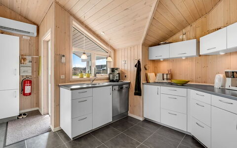 Tobbi - 1.1Km to the Fjord: Legna, Cucina, Soffitto, Apparecchio Major, Interior Design, Controsoffitto, Casa, Cabinetry, Elettrodomestico Da Cucina, Camera
