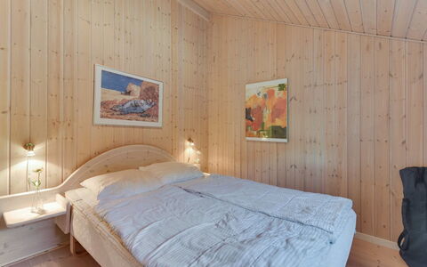 Tobbi - 1.1Km to the Fjord: Legna, Soffitto, Interior Design, Camera Da Letto, Pavimento, Camera, Pavimentazione, Letto, Lenzuolo, Casa