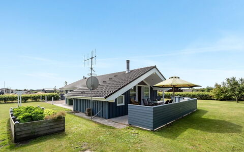 Tobbi - 1.1Km to the Fjord: Mobilia, Interior Design, Pavimentazione, Legna, Pavimento, Soffitto, Pavimento In Legno, Sedia, Tavolo, Illuminazione