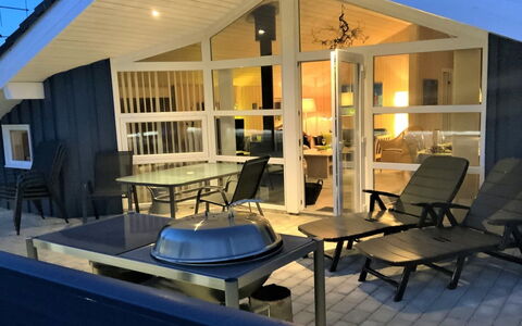 Tobbi - 1.1Km to the Fjord: Mobilia, Interior Design, Pavimentazione, Legna, Pavimento, Soffitto, Pavimento In Legno, Sedia, Tavolo, Illuminazione
