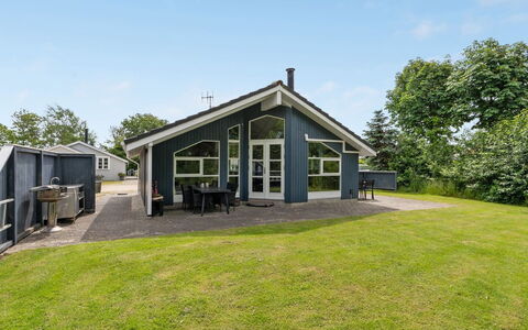 Jarik - 1.2Km to the Fjord: Mobilia, Interior Design, Pavimentazione, Legna, Pavimento, Soffitto, Pavimento In Legno, Sedia, Tavolo, Illuminazione