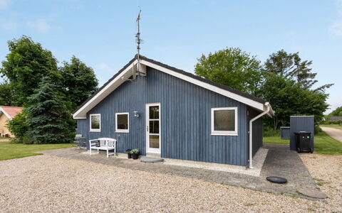 Jarik - 1.2Km to the Fjord: Mobilia, Interior Design, Pavimentazione, Legna, Pavimento, Soffitto, Pavimento In Legno, Sedia, Tavolo, Illuminazione
