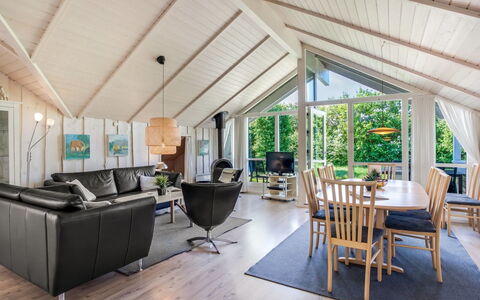 Isving - 1.1Km to the Fjord: Mobilia, Interior Design, Pavimentazione, Legna, Pavimento, Soffitto, Pavimento In Legno, Sedia, Tavolo, Illuminazione