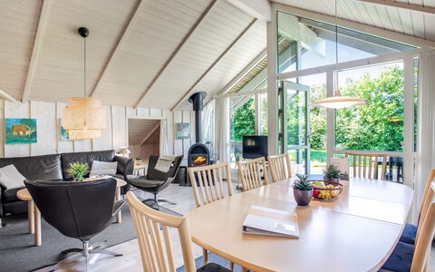 Isving - 1.1Km to the Fjord: Mobilia, Interior Design, Pavimentazione, Legna, Pavimento, Soffitto, Pavimento In Legno, Sedia, Tavolo, Illuminazione