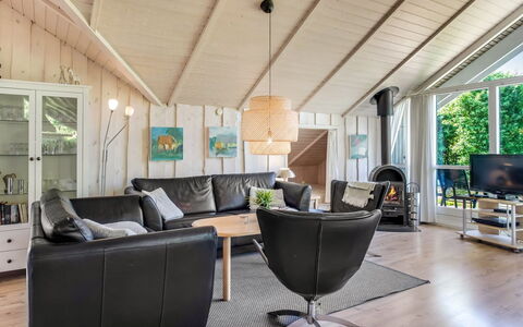 Isving - 1.1Km to the Fjord: Mobilia, Interior Design, Pavimentazione, Legna, Pavimento, Soffitto, Pavimento In Legno, Sedia, Tavolo, Illuminazione