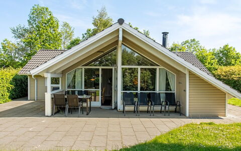 Isving - 1.1Km to the Fjord: Mobilia, Interior Design, Pavimentazione, Legna, Pavimento, Soffitto, Pavimento In Legno, Sedia, Tavolo, Illuminazione