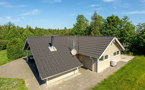 Isving - 1.1Km to the Fjord: Mobilia, Interior Design, Pavimentazione, Legna, Pavimento, Soffitto, Pavimento In Legno, Sedia, Tavolo, Illuminazione