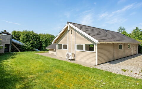 Isving - 1.1Km to the Fjord: Mobilia, Interior Design, Pavimentazione, Legna, Pavimento, Soffitto, Pavimento In Legno, Sedia, Tavolo, Illuminazione