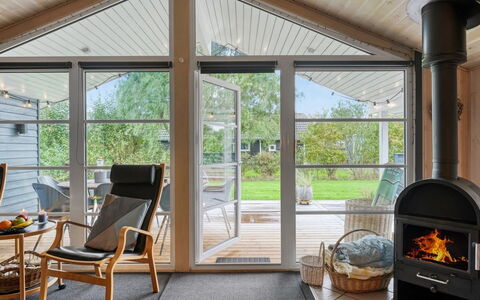 Martina - 560M to the Fjord: Legna, Mobilia, Pavimentazione, Interior Design, Soffitto, Sedia, Pavimento, Soggiorno, Divano, Latifoglie
