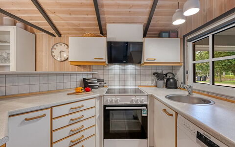 Martina - 560M to the Fjord: Cucina, Controsoffitto, Interior Design, Legna, Elettrodomestico Da Cucina, Pavimentazione, Apparecchio Major, Soffitto, Idraulico Fixture, Lavandino Della Cucina