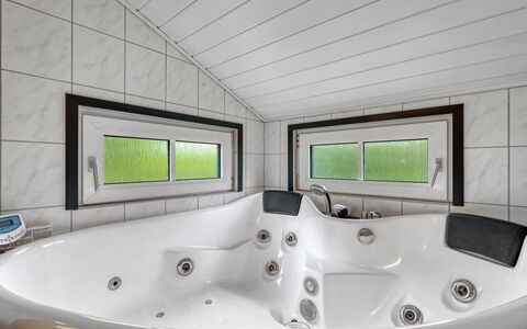 Martina - 560M to the Fjord: Idraulico Fixture, Vasca Da Bagno, Interior Design, Bagno, Pavimentazione, Soffitto, Idraulico, Pavimento, Rubinetto