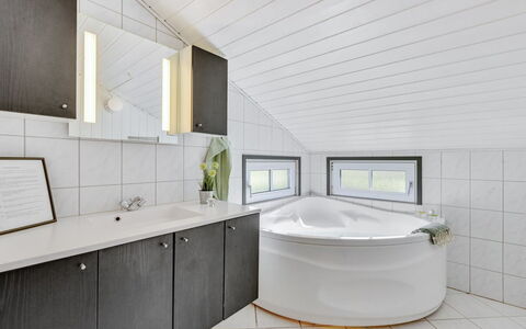 Martina - 560M to the Fjord: Mobilia, Interior Design, Pavimentazione, Legna, Pavimento, Soffitto, Pavimento In Legno, Sedia, Tavolo, Illuminazione