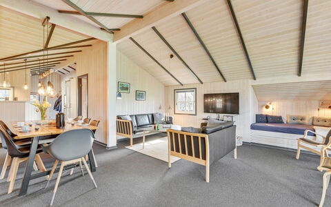 Martina - 560M to the Fjord: Mobilia, Interior Design, Pavimentazione, Legna, Pavimento, Soffitto, Pavimento In Legno, Sedia, Tavolo, Illuminazione