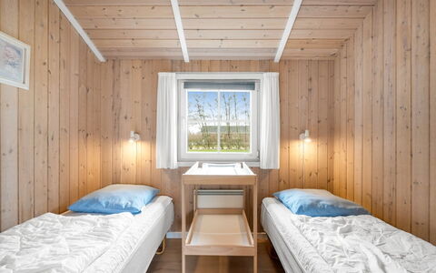 Tinka - 1.2Km to the Fjord: Legna, Camera Da Letto, Soffitto, Pavimento, Interior Design, Letto, Bedding, Plank, Telaio Del Letto, Latifoglie