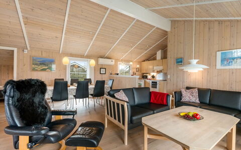 Tinka - 1.2Km to the Fjord: Mobilia, Interior Design, Pavimentazione, Legna, Pavimento, Soffitto, Pavimento In Legno, Sedia, Tavolo, Illuminazione