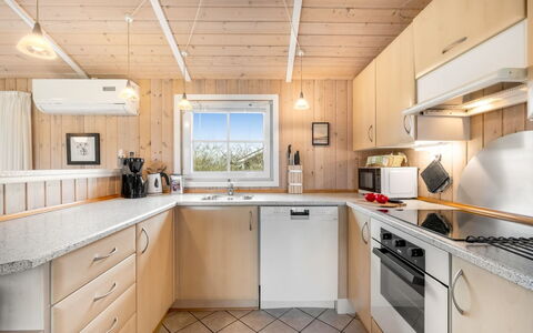 Tinka - 1.2Km to the Fjord: Mobilia, Interior Design, Pavimentazione, Legna, Pavimento, Soffitto, Pavimento In Legno, Sedia, Tavolo, Illuminazione