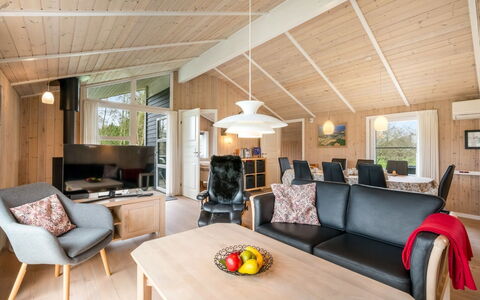 Tinka - 1.2Km to the Fjord: Mobilia, Interior Design, Pavimentazione, Legna, Pavimento, Soffitto, Pavimento In Legno, Sedia, Tavolo, Illuminazione