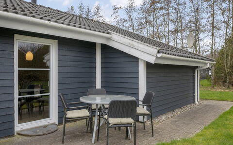 Tinka - 1.2Km to the Fjord: Mobilia, Interior Design, Pavimentazione, Legna, Pavimento, Soffitto, Pavimento In Legno, Sedia, Tavolo, Illuminazione