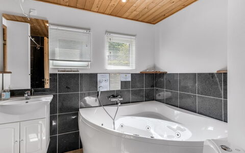 Gretje - 650M to the Fjord: Idraulico Fixture, Vasca Da Bagno, Bagno, Pavimentazione, Interior Design, Pavimento, Soffitto, Rubinetto, Lavello, Idraulico