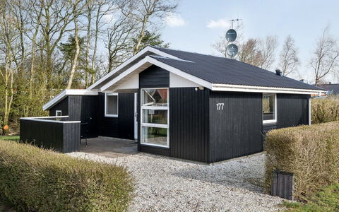 Marten - 1.2Km to the Fjord: Mobilia, Interior Design, Pavimentazione, Legna, Pavimento, Soffitto, Pavimento In Legno, Sedia, Tavolo, Illuminazione