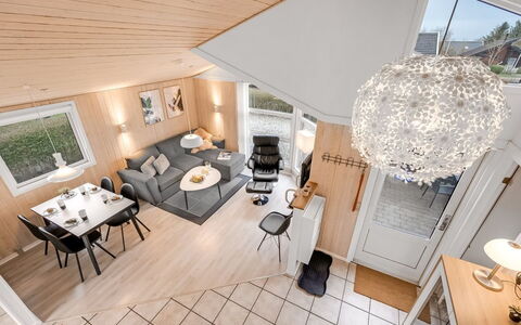 Marten - 1.2Km to the Fjord: Mobilia, Interior Design, Pavimentazione, Legna, Pavimento, Soffitto, Pavimento In Legno, Sedia, Tavolo, Illuminazione