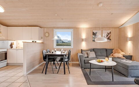 Marten - 1.2Km to the Fjord: Mobilia, Interior Design, Pavimentazione, Legna, Pavimento, Soffitto, Pavimento In Legno, Sedia, Tavolo, Illuminazione