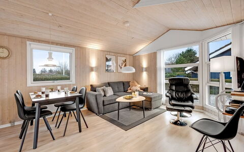 Marten - 1.2Km to the Fjord: Mobilia, Interior Design, Pavimentazione, Legna, Pavimento, Soffitto, Pavimento In Legno, Sedia, Tavolo, Illuminazione