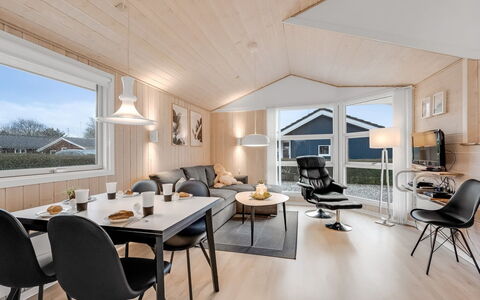 Marten - 1.2Km to the Fjord: Mobilia, Interior Design, Pavimentazione, Legna, Pavimento, Soffitto, Pavimento In Legno, Sedia, Tavolo, Illuminazione