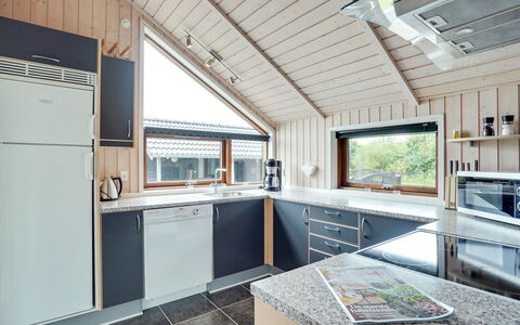 Chermeine - 1.2Km to the Fjord: Legna, Soffitto, Casa, Cucina, Controsoffitto, Villetta, Latifoglie, Cabinetry, Color Legno, Elettrodomestico Da Cucina