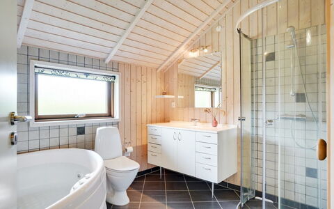 Chermeine - 1.2Km to the Fjord: Idraulico Fixture, Legna, Soffitto, Interior Design, Pavimentazione, Idraulico, Pavimento, Rubinetto, Lavello, Bagno