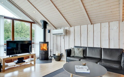 Chermeine - 1.2Km to the Fjord: Pavimentazione, Legna, Interior Design, Pavimento, Mobilia, Soffitto, Casa, Soggiorno, Camera, Pavimento In Legno